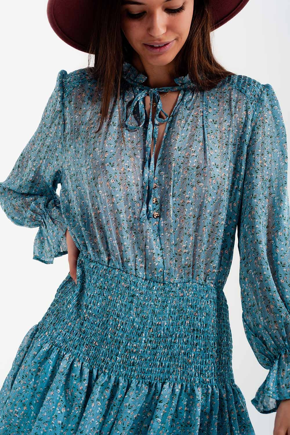 Vestido corto turquesa con falda fruncida y detalle de abertura en el pecho Q2