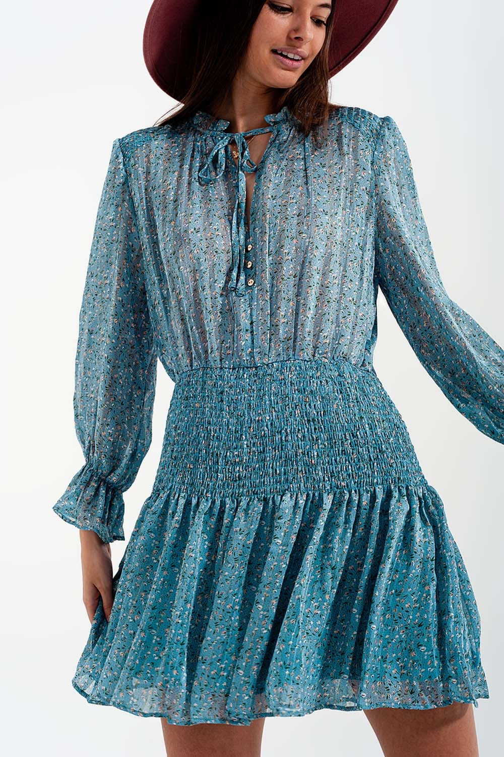 Vestido corto turquesa con falda fruncida y detalle de abertura en el pecho Q2