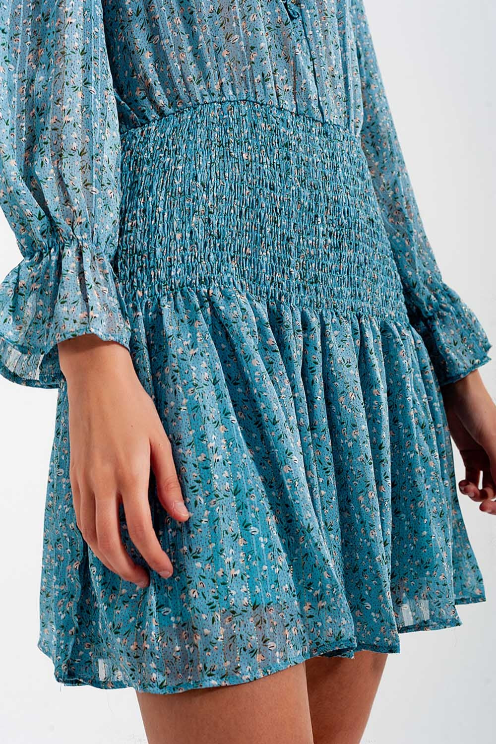 Vestido corto turquesa con falda fruncida y detalle de abertura en el pecho Q2