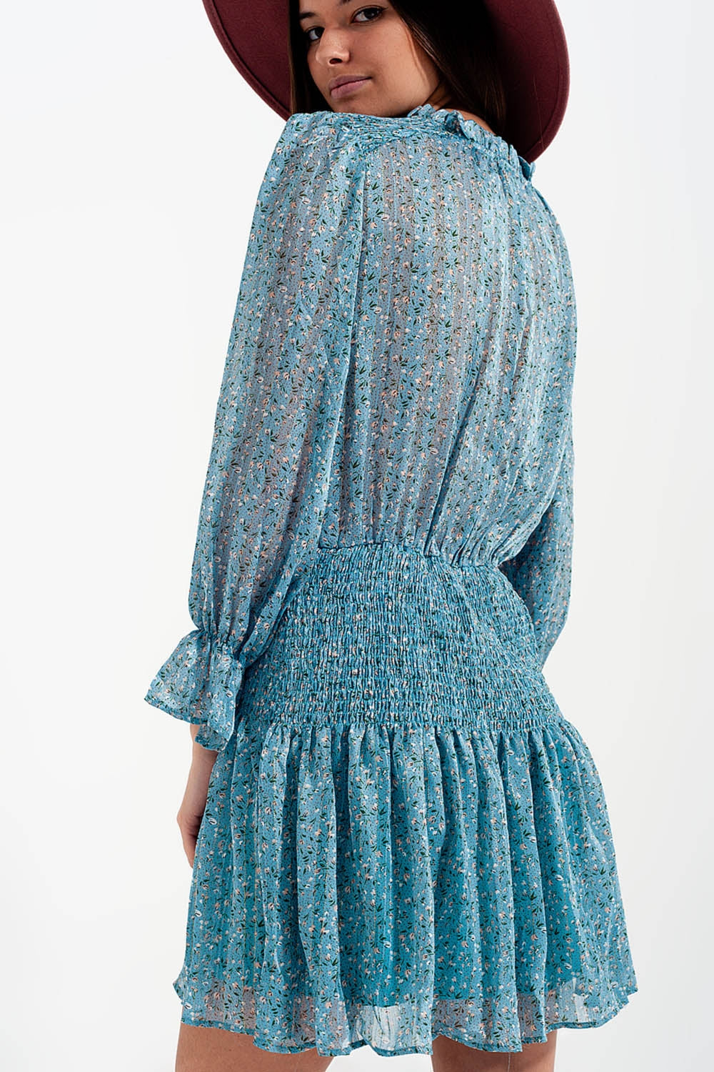 Vestido corto turquesa con falda fruncida y detalle de abertura en el pecho Q2
