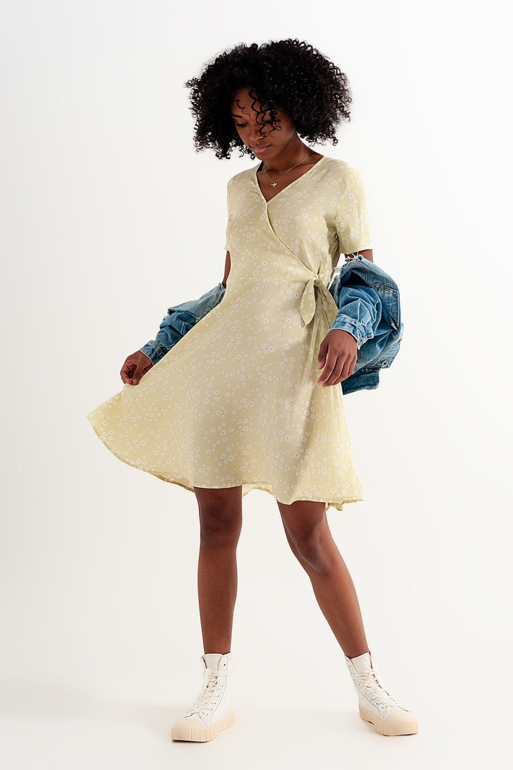 Vestido corto y cruzado con diseño retro de margaritas en verde Q2