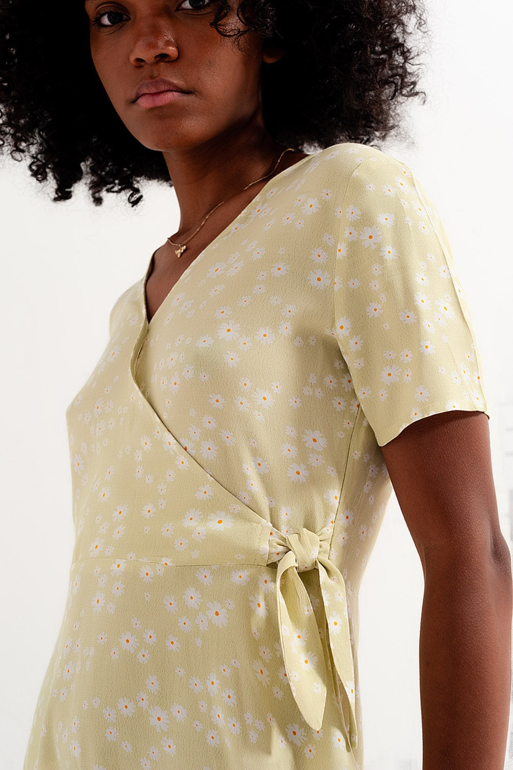 Vestido corto y cruzado con diseño retro de margaritas en verde Q2