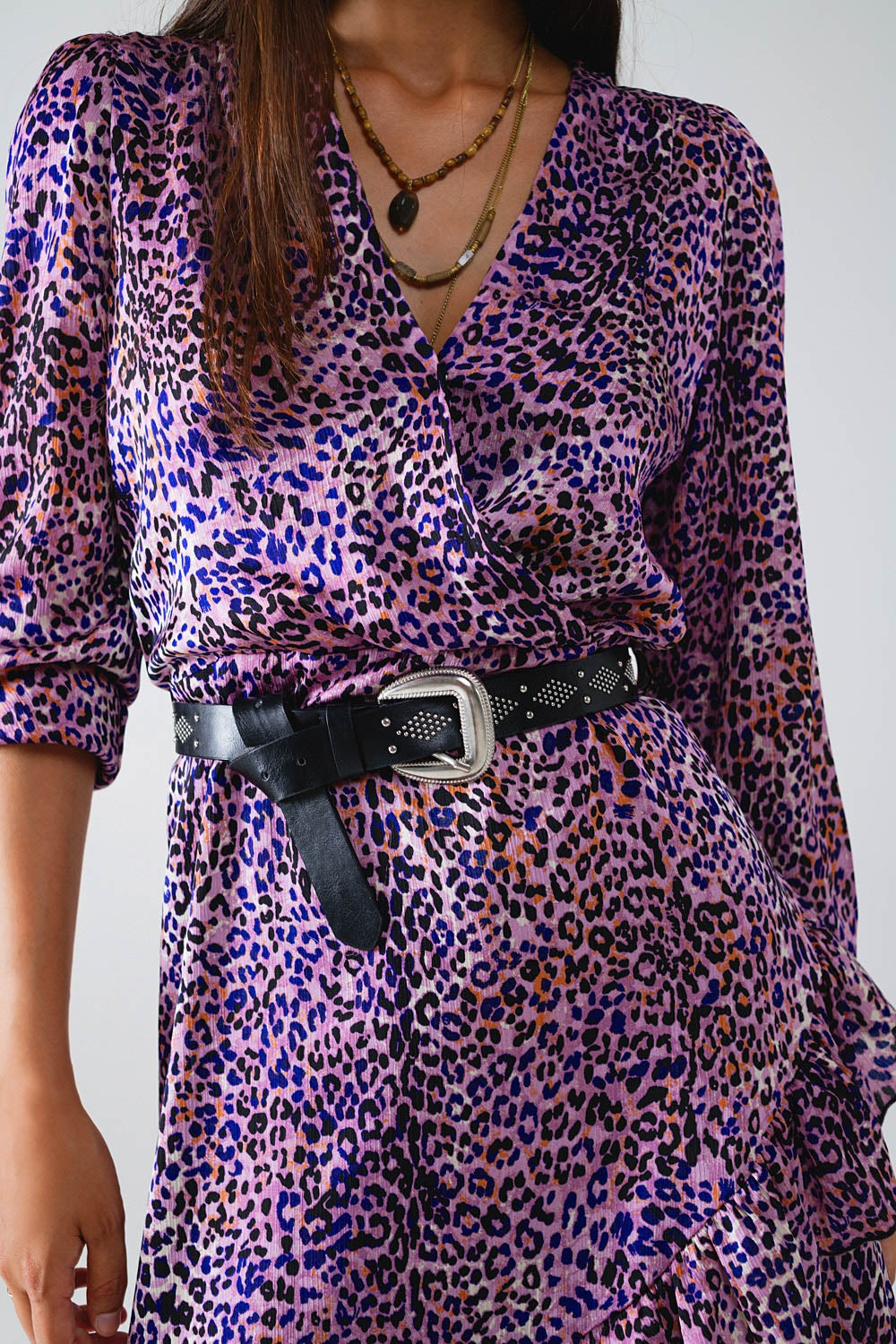 Vestido cruzado con estampado animal púrpura y falda con volantes Q2