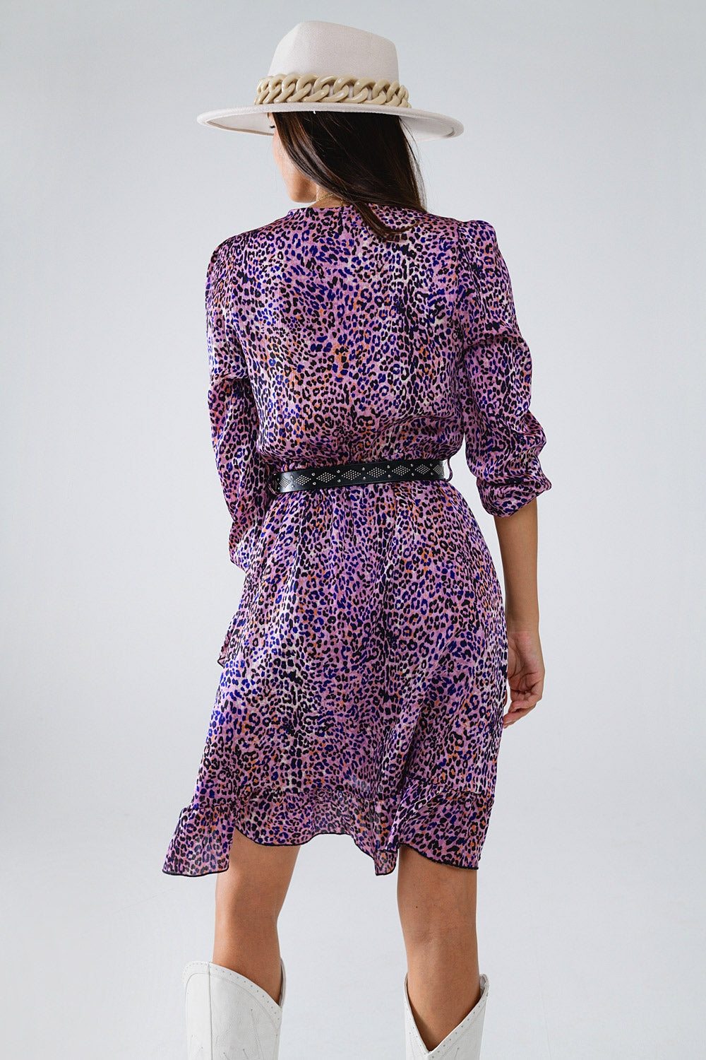 Vestido cruzado con estampado animal púrpura y falda con volantes Q2