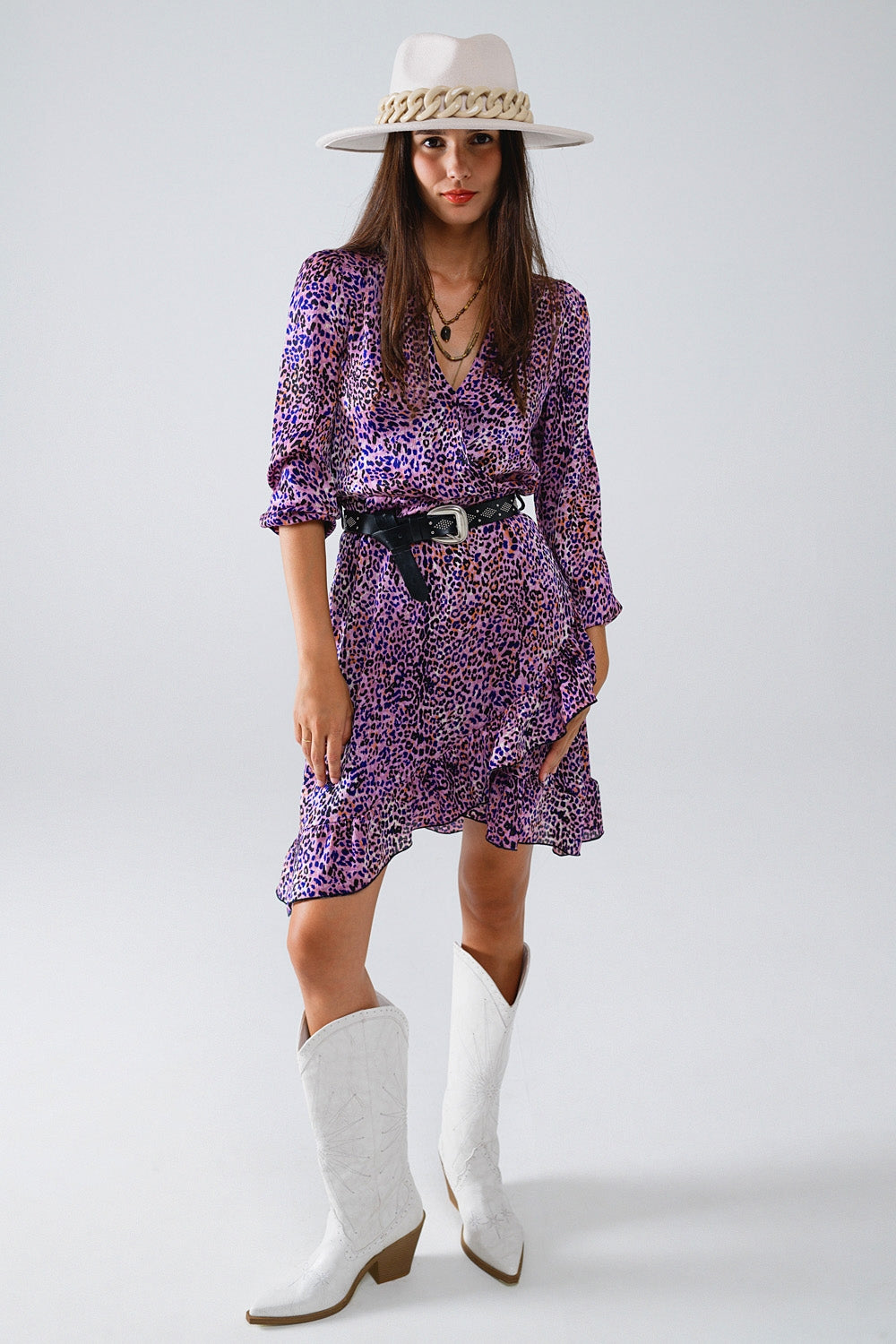 Vestido cruzado con estampado animal púrpura y falda con volantes Q2