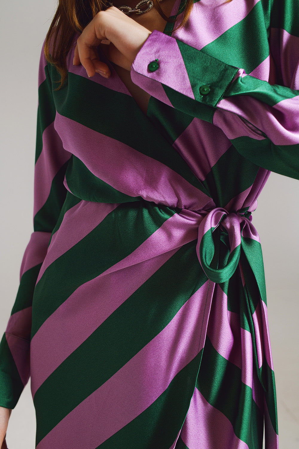 Vestido cruzado de satén en estampado de rayas lila y verde Q2