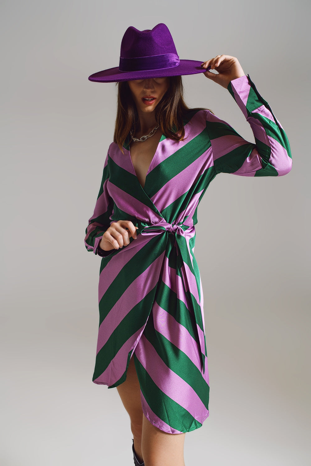 Vestido cruzado de satén en estampado de rayas lila y verde Q2