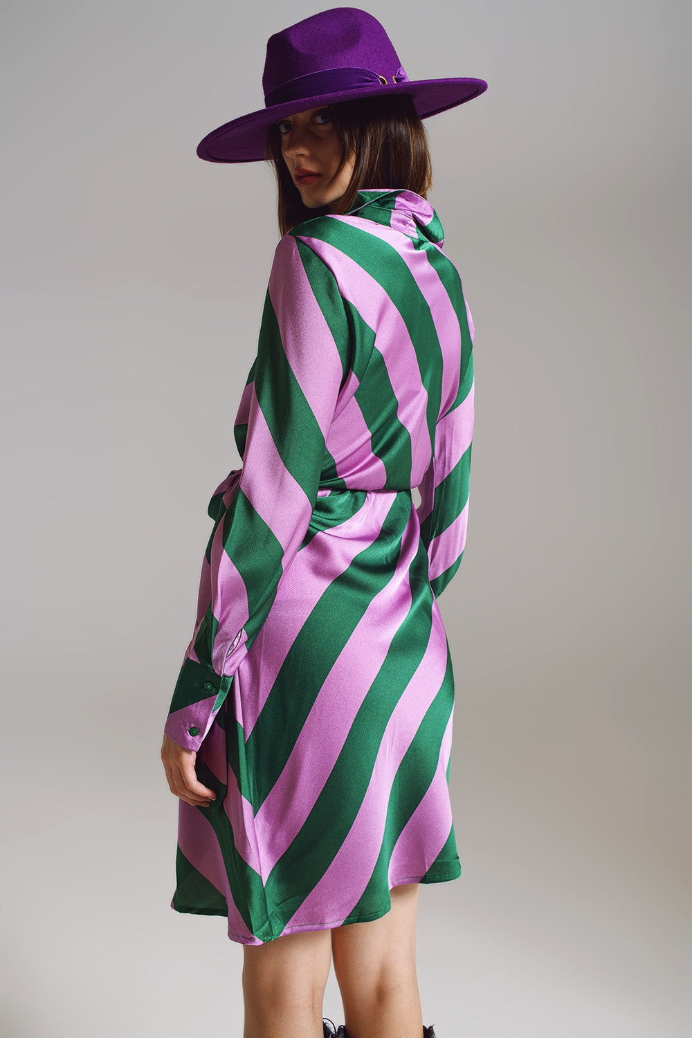 Vestido cruzado de satén en estampado de rayas lila y verde Q2
