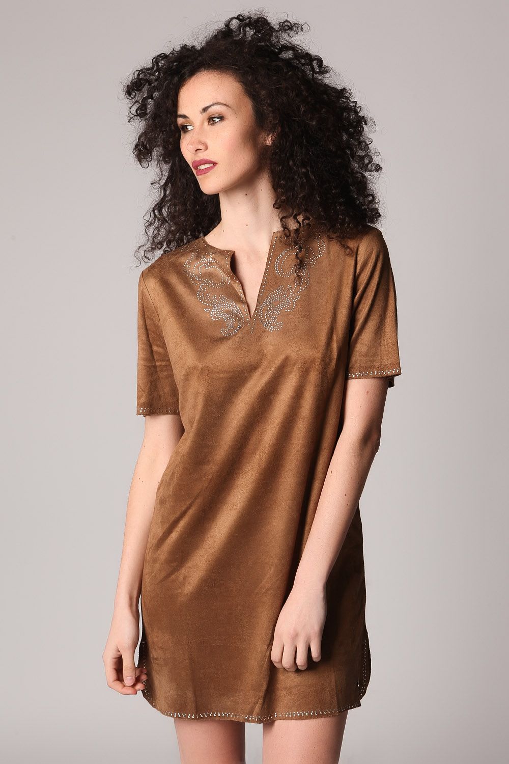 Vestido de ante beige con manga 3/4 y detalle de adorno Q2