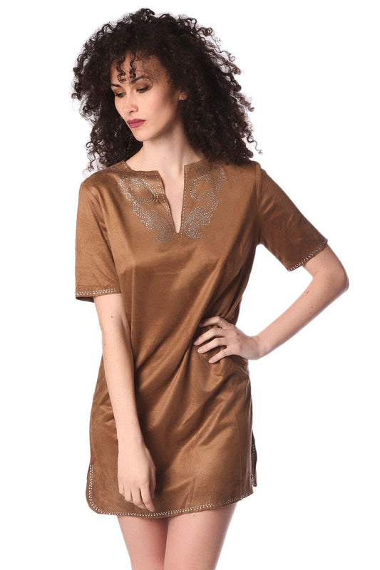 Q2 Vestido de ante beige con manga 3/4 y detalle de adorno
