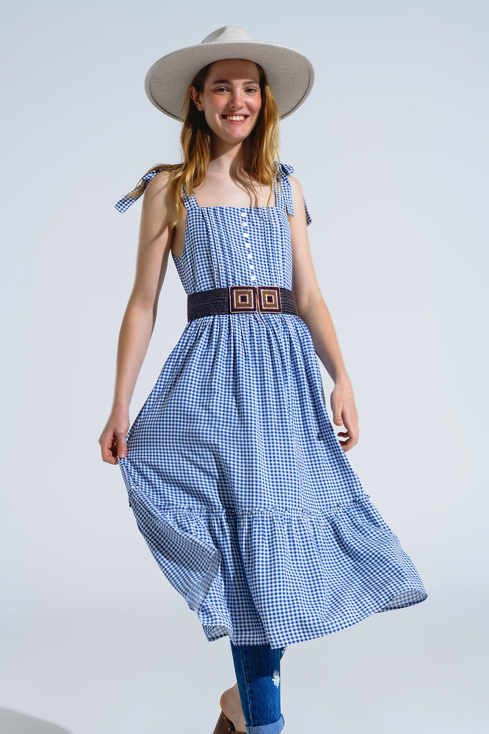 Vestido de guinga azul y blanco en línea A con tirantes ajustables Q2