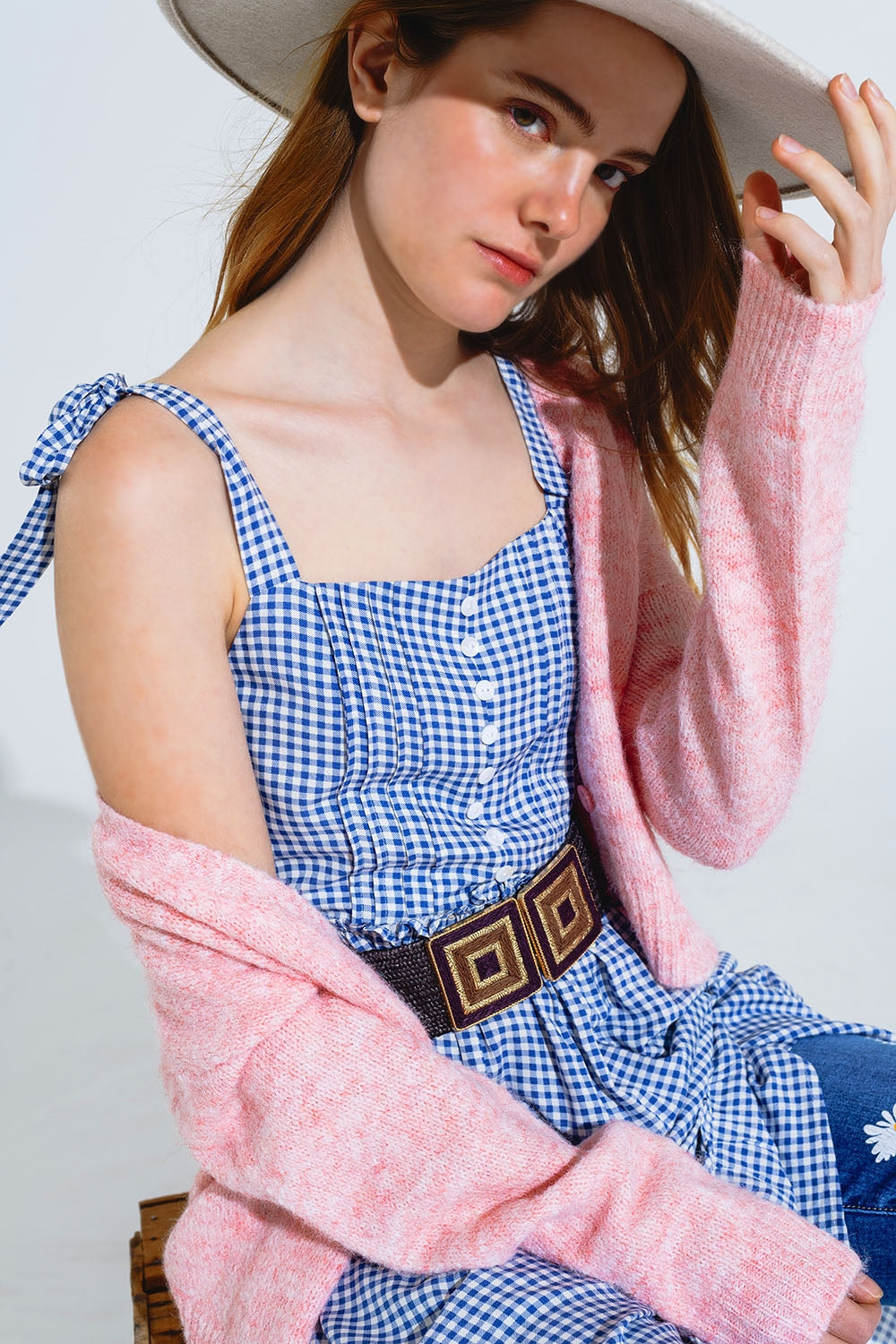 Vestido de guinga azul y blanco en línea A con tirantes ajustables Q2