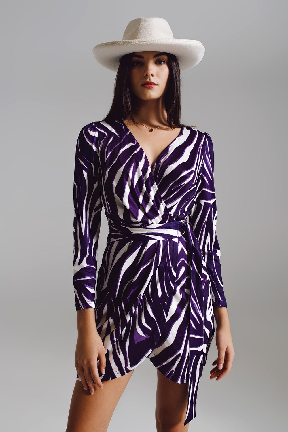Vestido de manga larga con cinturón en crema y estampado de cebra en morado Q2