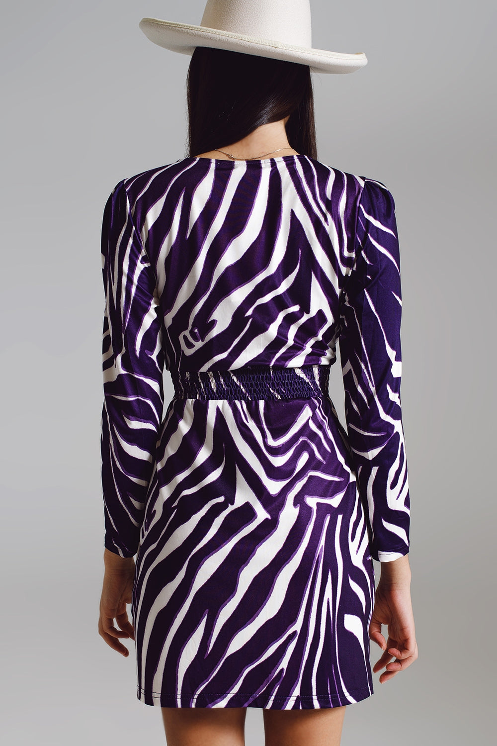Vestido de manga larga con cinturón en crema y estampado de cebra en morado Q2