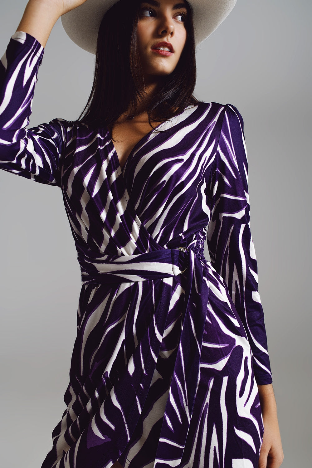 Vestido de manga larga con cinturón en crema y estampado de cebra en morado Q2