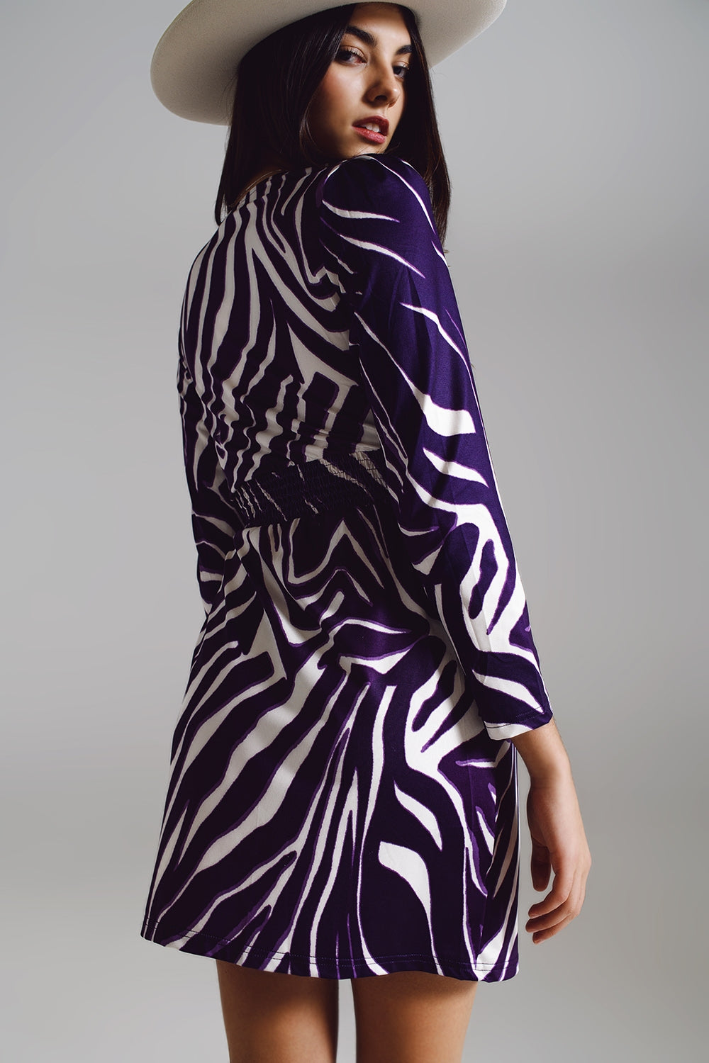 Vestido de manga larga con cinturón en crema y estampado de cebra en morado Q2