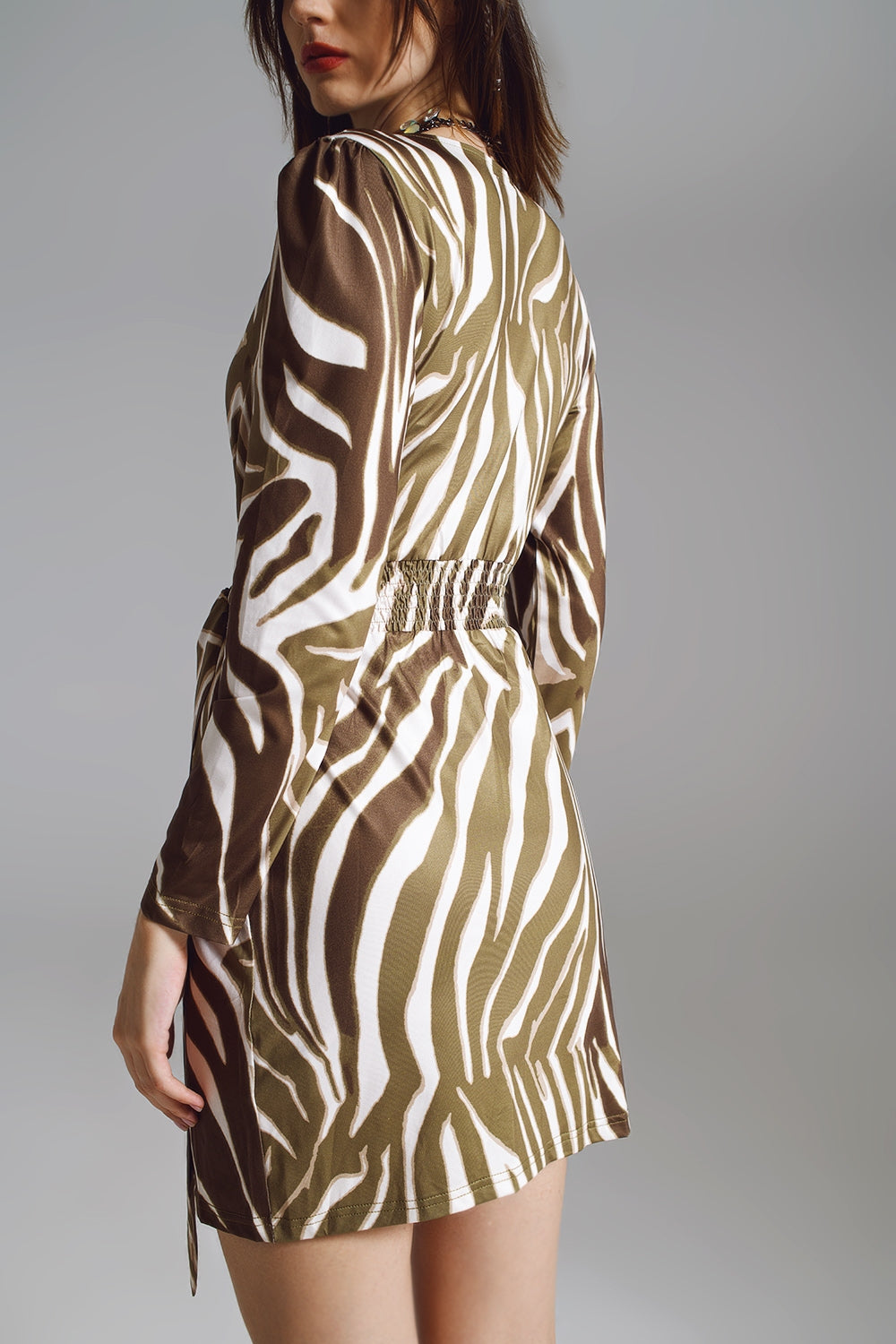Vestido de manga larga con cinturón en estampado de cebra en crema y verde oliva Q2