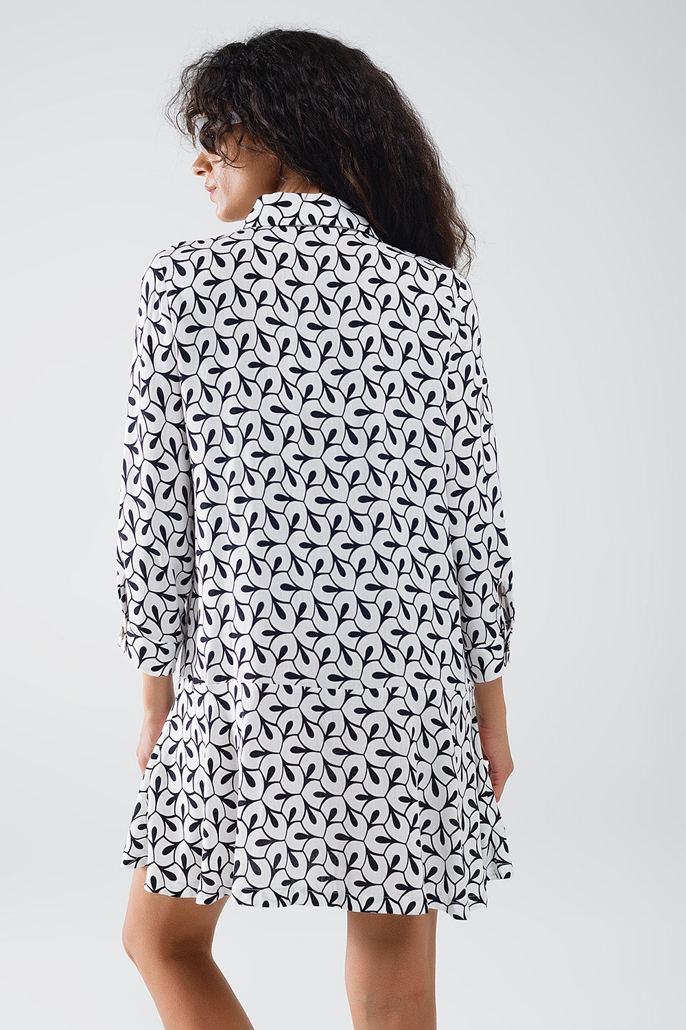 Vestido de manga larga con cuello de polo y estampado abstracto Q2