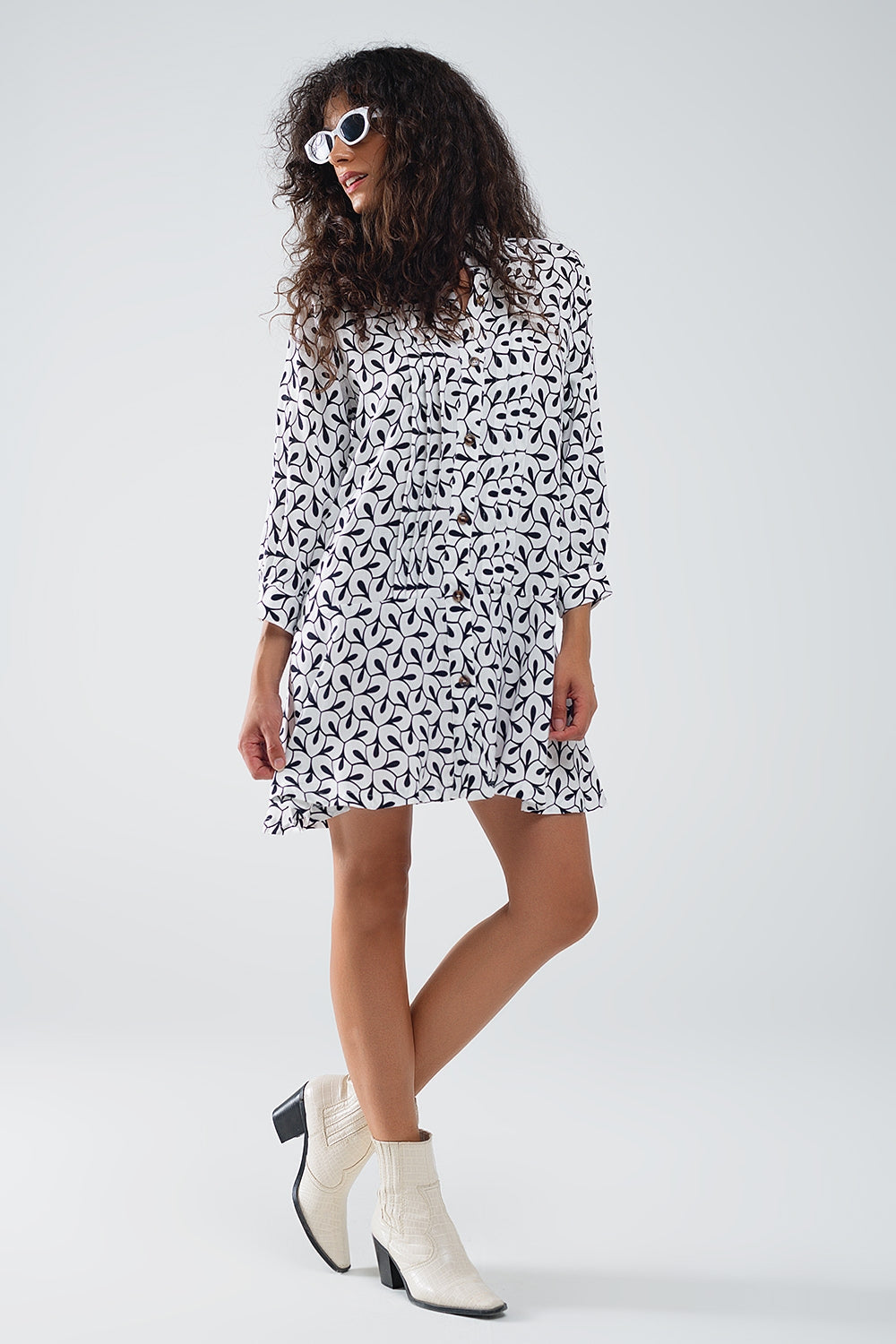 Vestido de manga larga con cuello de polo y estampado abstracto Q2