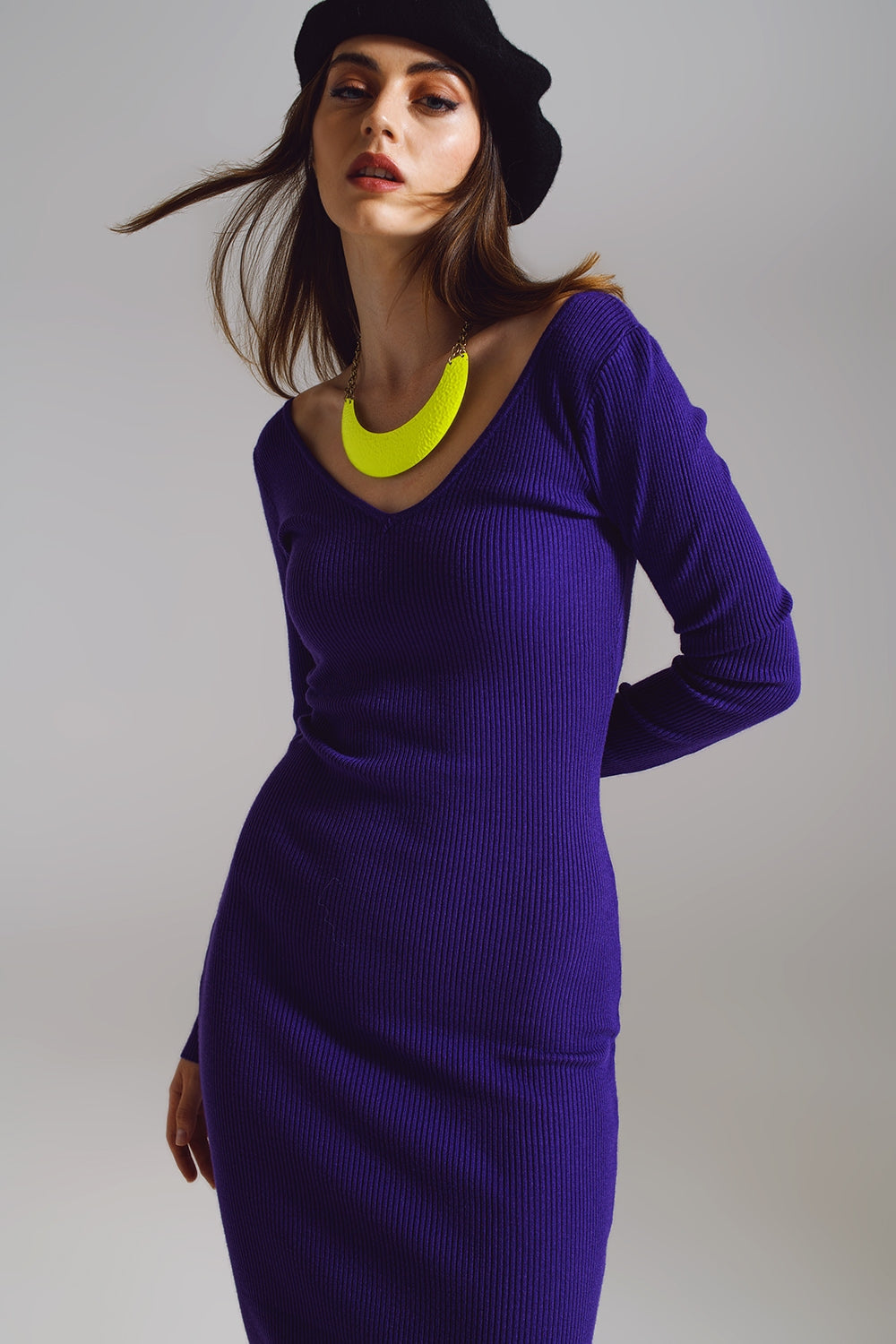 Vestido de punto midi ajustado con escote en V en color morado Q2