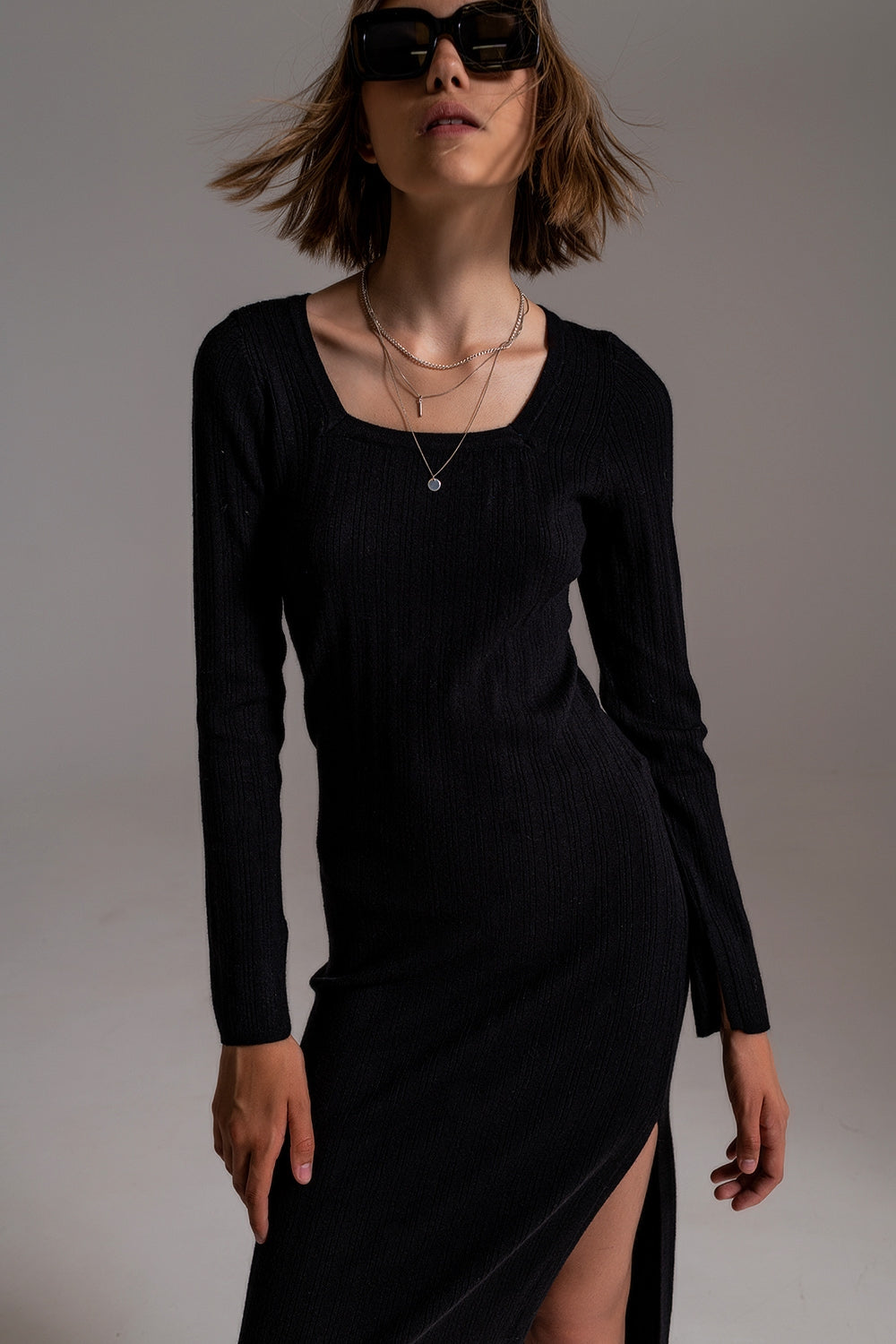 Vestido de punto midi con escote cuadrado en negro Q2