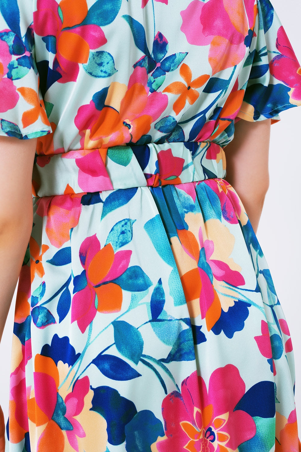 Vestido de raso suave estampado flores con cinturon Q2