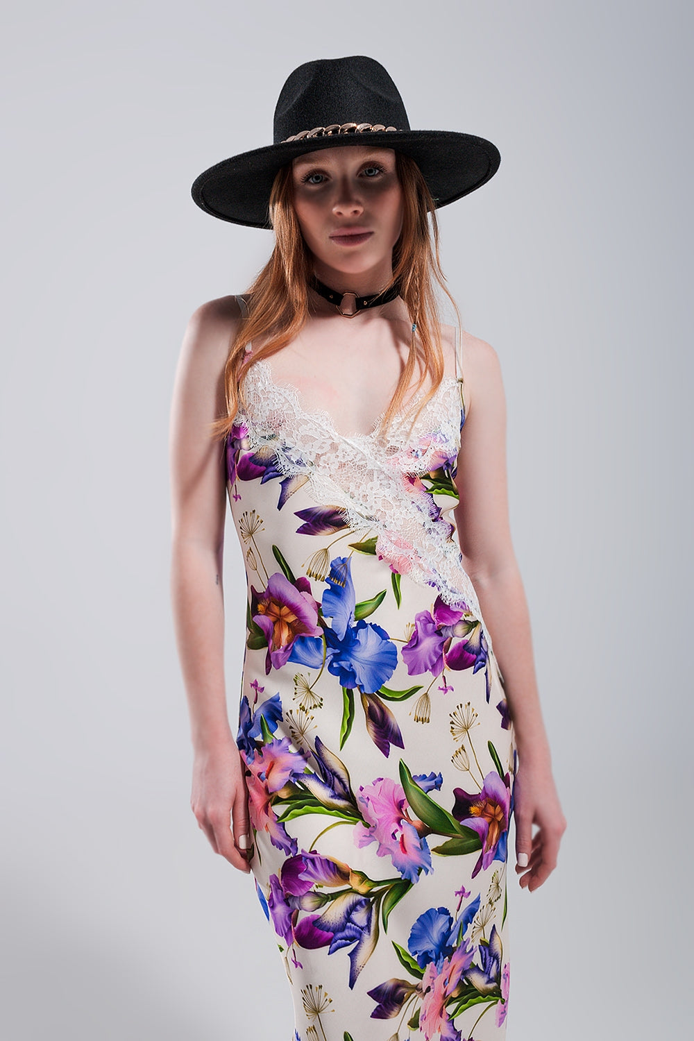 Vestido de tirantes con estampado floral variado de satén beige Q2