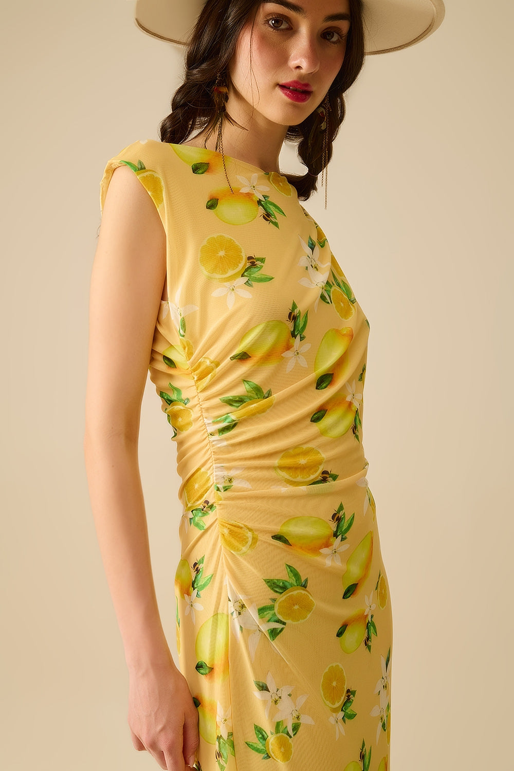 Vestido de tul con pliegues laterales en estampado amarillo limón Q2