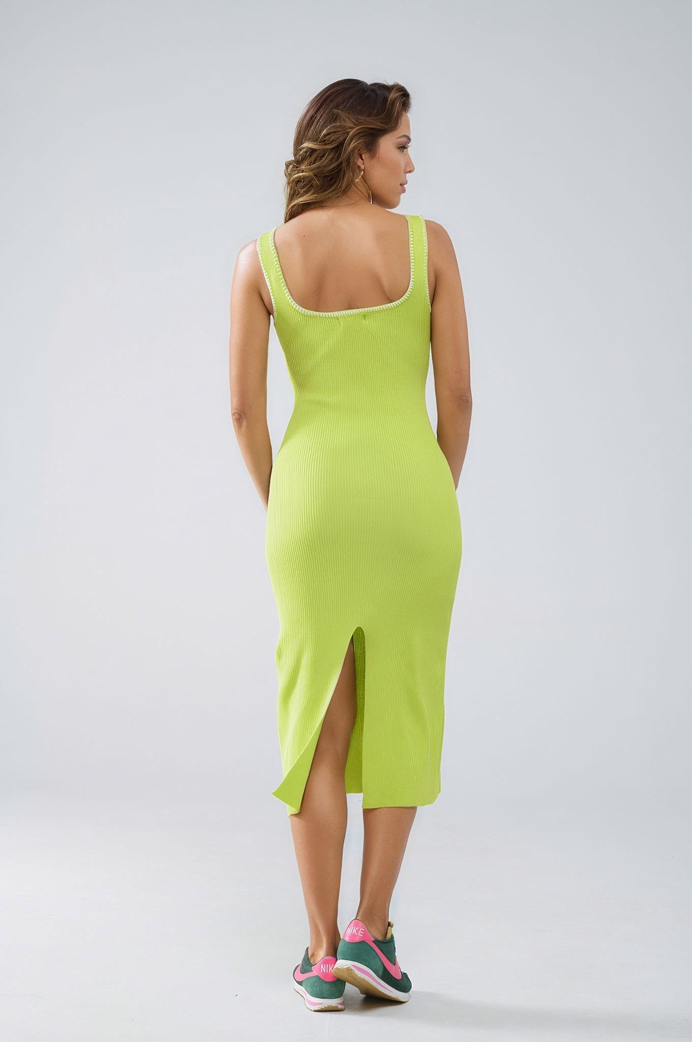 Vestido de verano de corte A en verde lima con ribetes blancos Q2