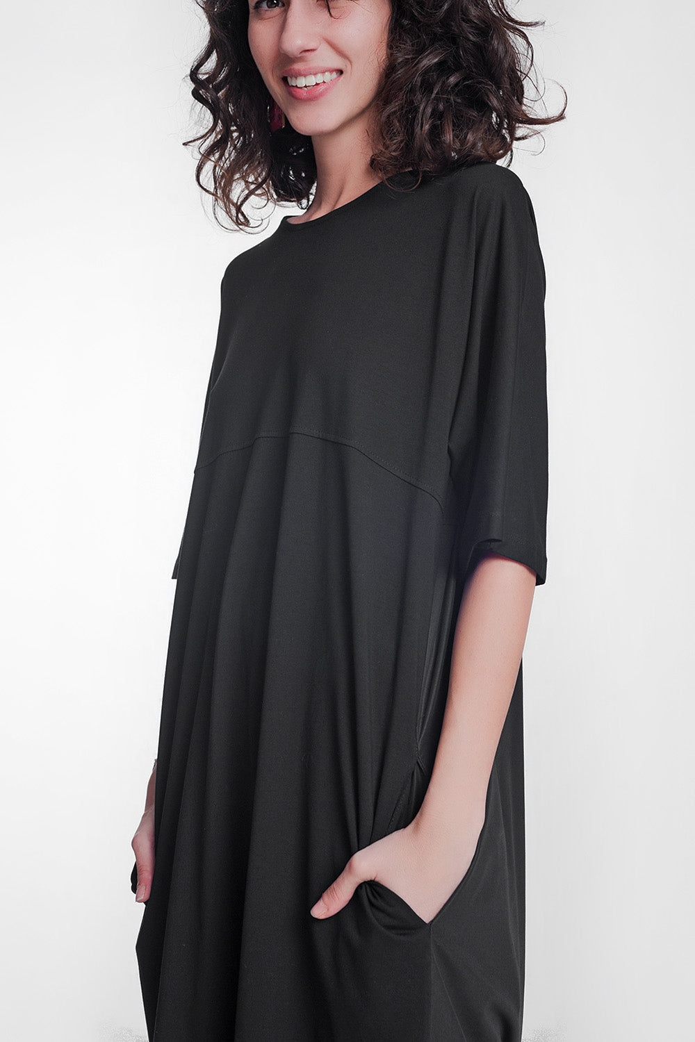 Vestido estilo camisero de popelin con cuello redondo en color negro Q2