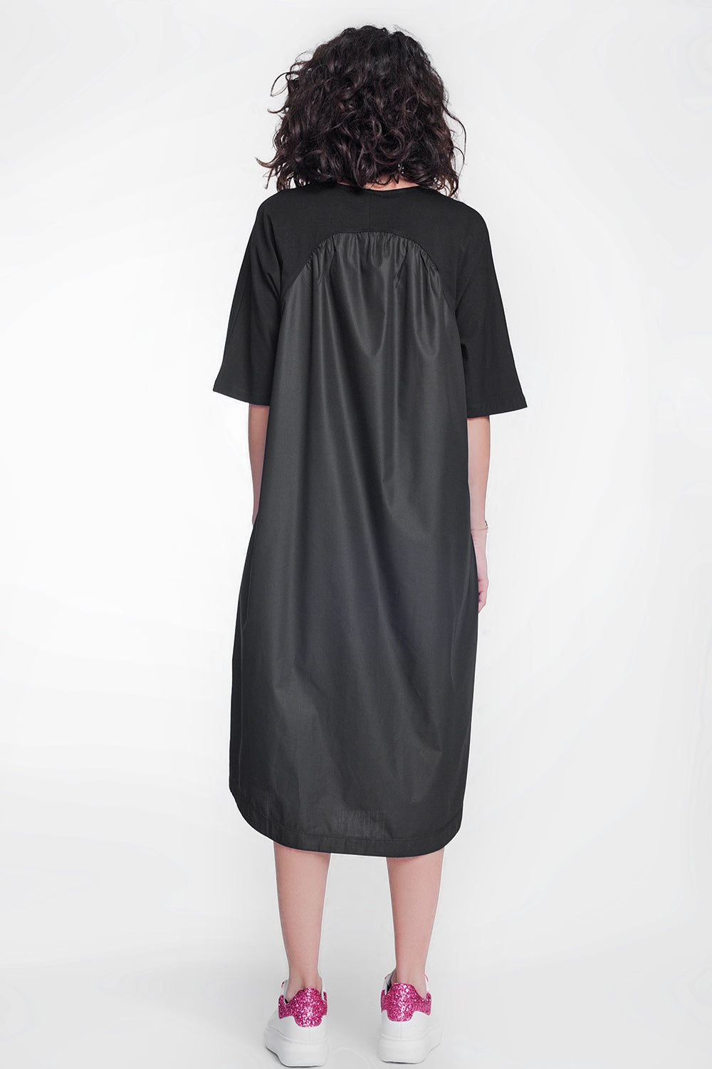 Vestido estilo camisero de popelin con cuello redondo en color negro Q2