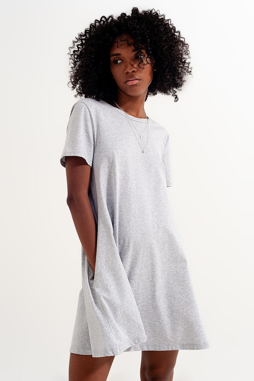 Vestido estilo camiseta con vuelo y bolsillos ocultos en gris Q2