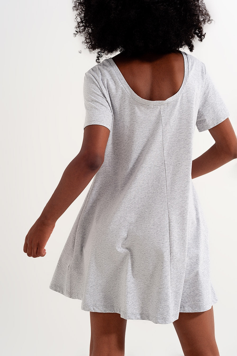 Vestido estilo camiseta con vuelo y bolsillos ocultos en gris Q2