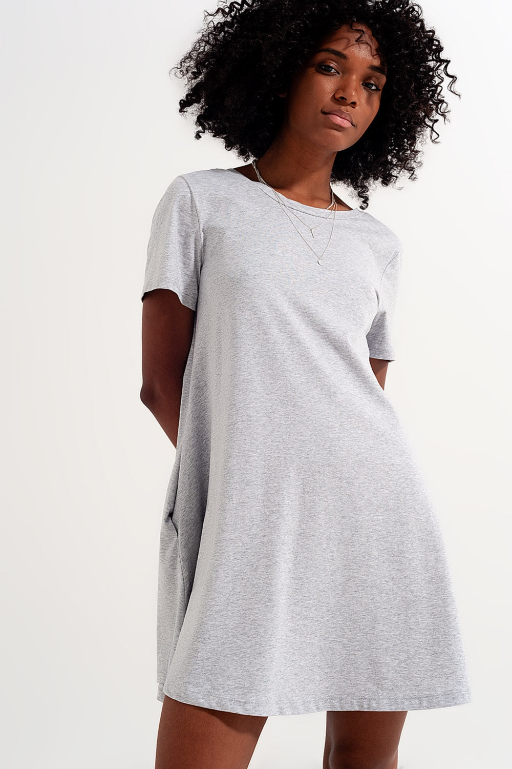 Vestido estilo camiseta con vuelo y bolsillos ocultos en gris Q2