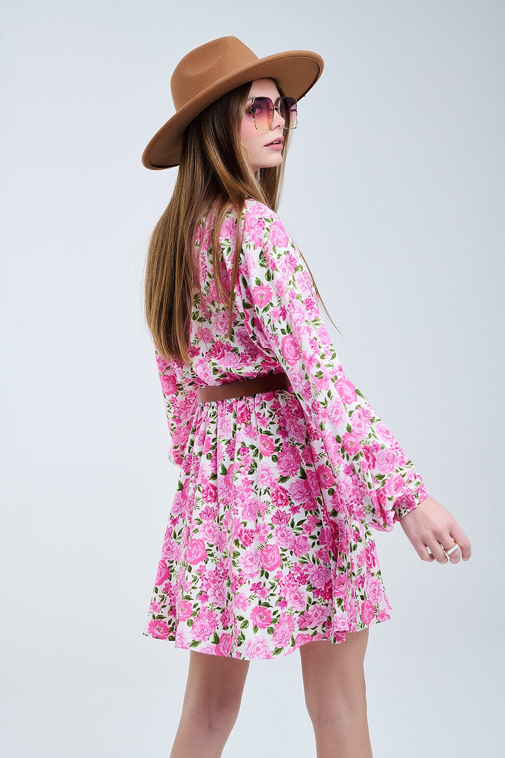 Vestido floral de cuello en V con flores rosas y detalles verdes Q2