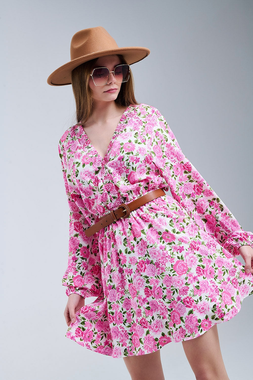 Vestido floral de cuello en V con flores rosas y detalles verdes Q2