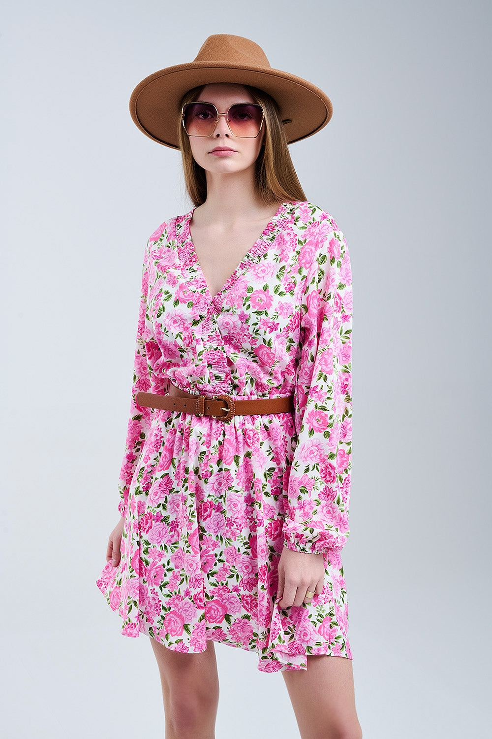 Vestido floral de cuello en V con flores rosas y detalles verdes Q2