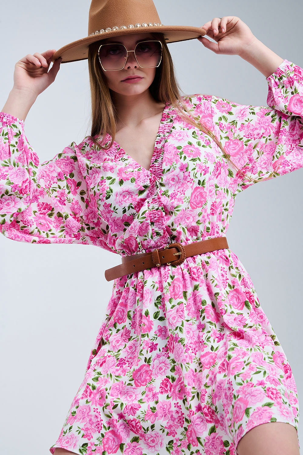 Vestido floral de cuello en V con flores rosas y detalles verdes Q2