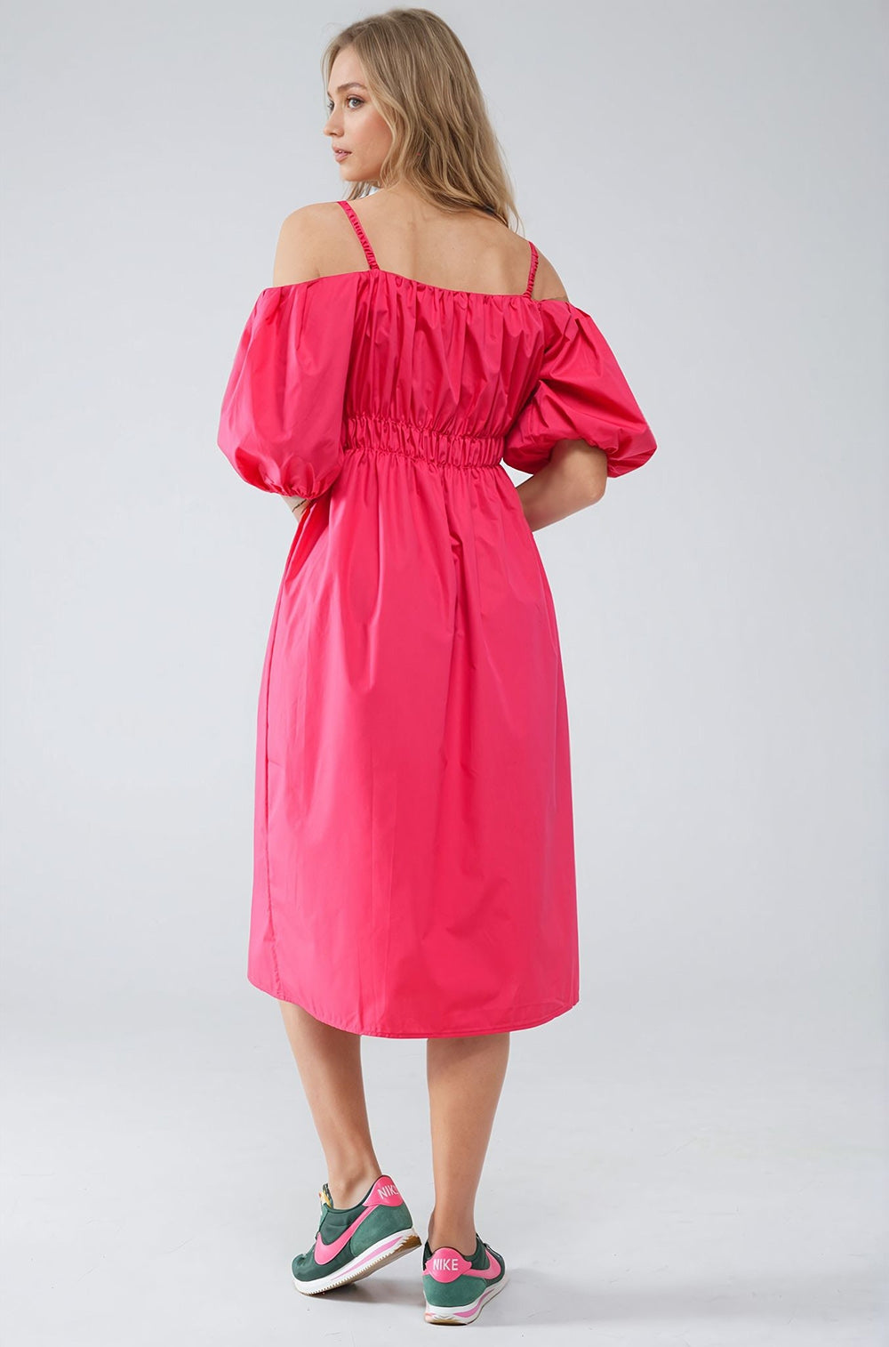 Vestido fuchsia midi de manga corta y tirantes Q2