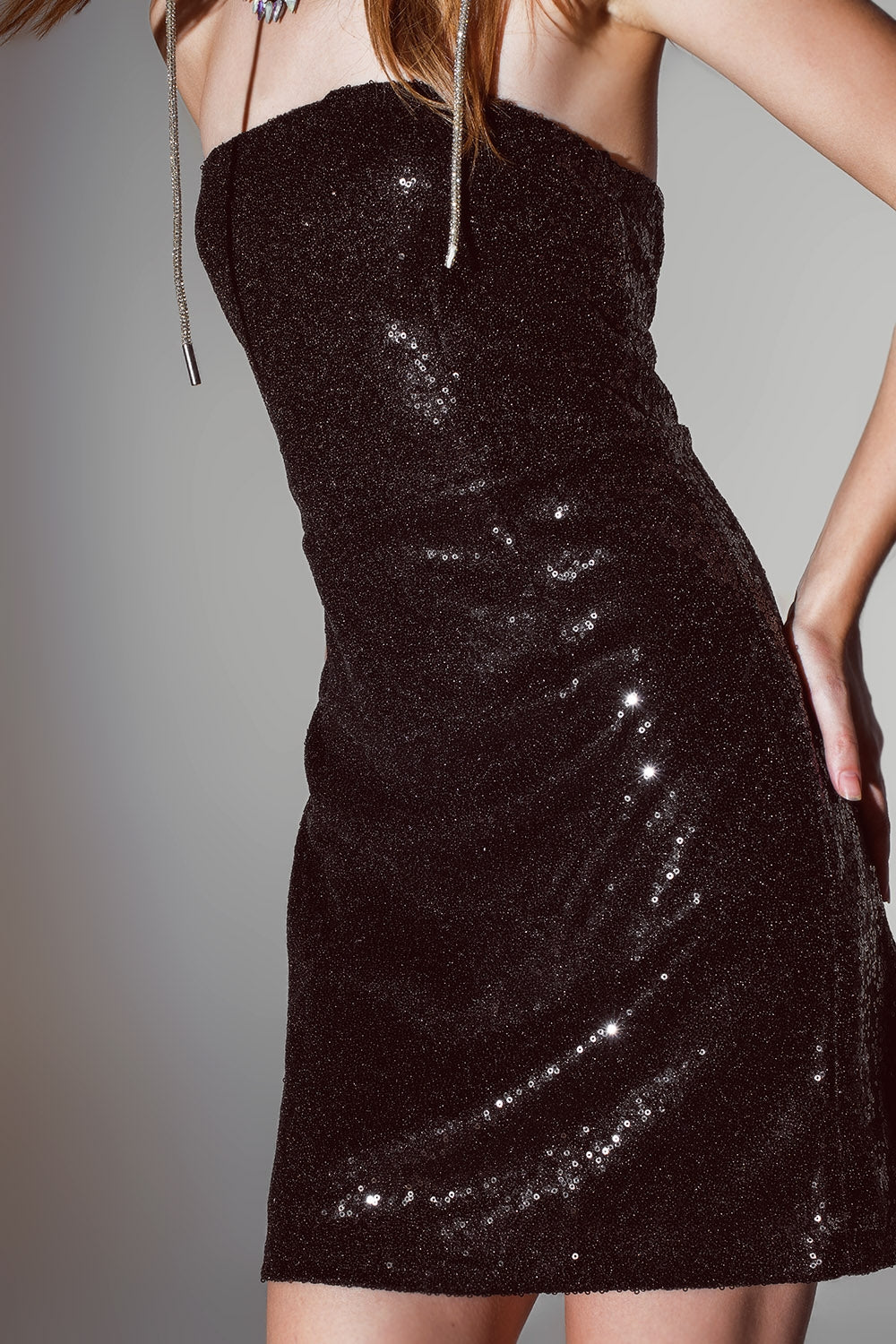 Vestido lápiz mini sin tirantes con lentejuelas en negro Q2