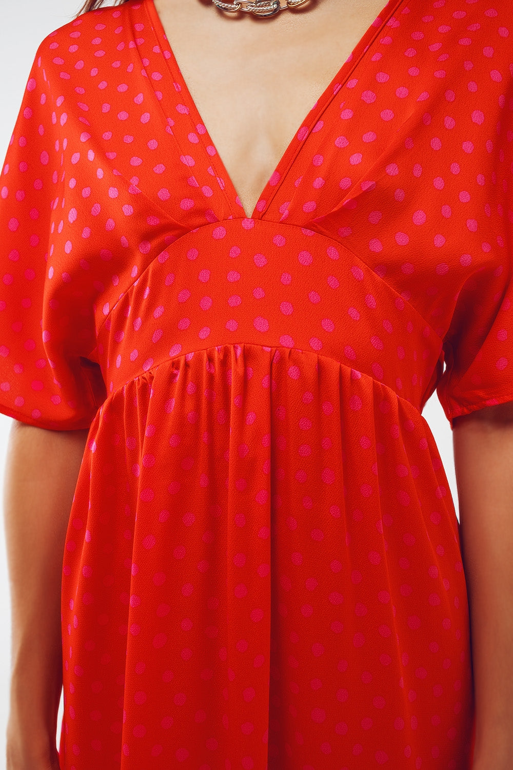 Vestido largo ajustado a la cintura con mangas de ángel en lunares rojo Q2