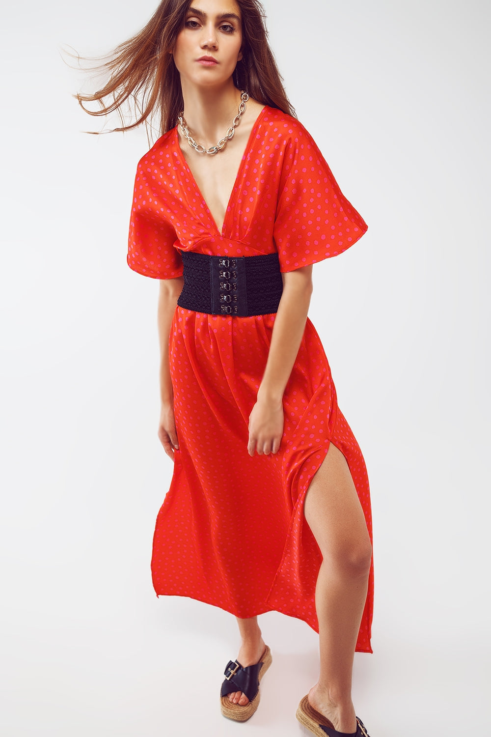 Vestido largo ajustado a la cintura con mangas de ángel en lunares rojo Q2