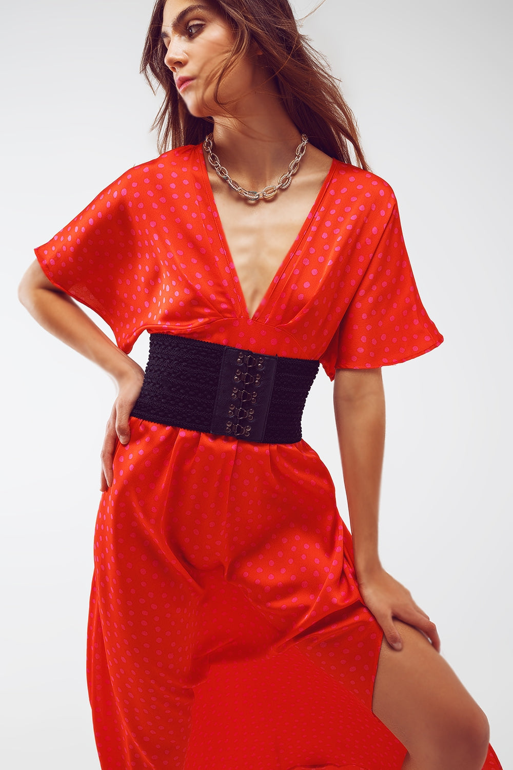 Vestido largo ajustado a la cintura con mangas de ángel en lunares rojo Q2