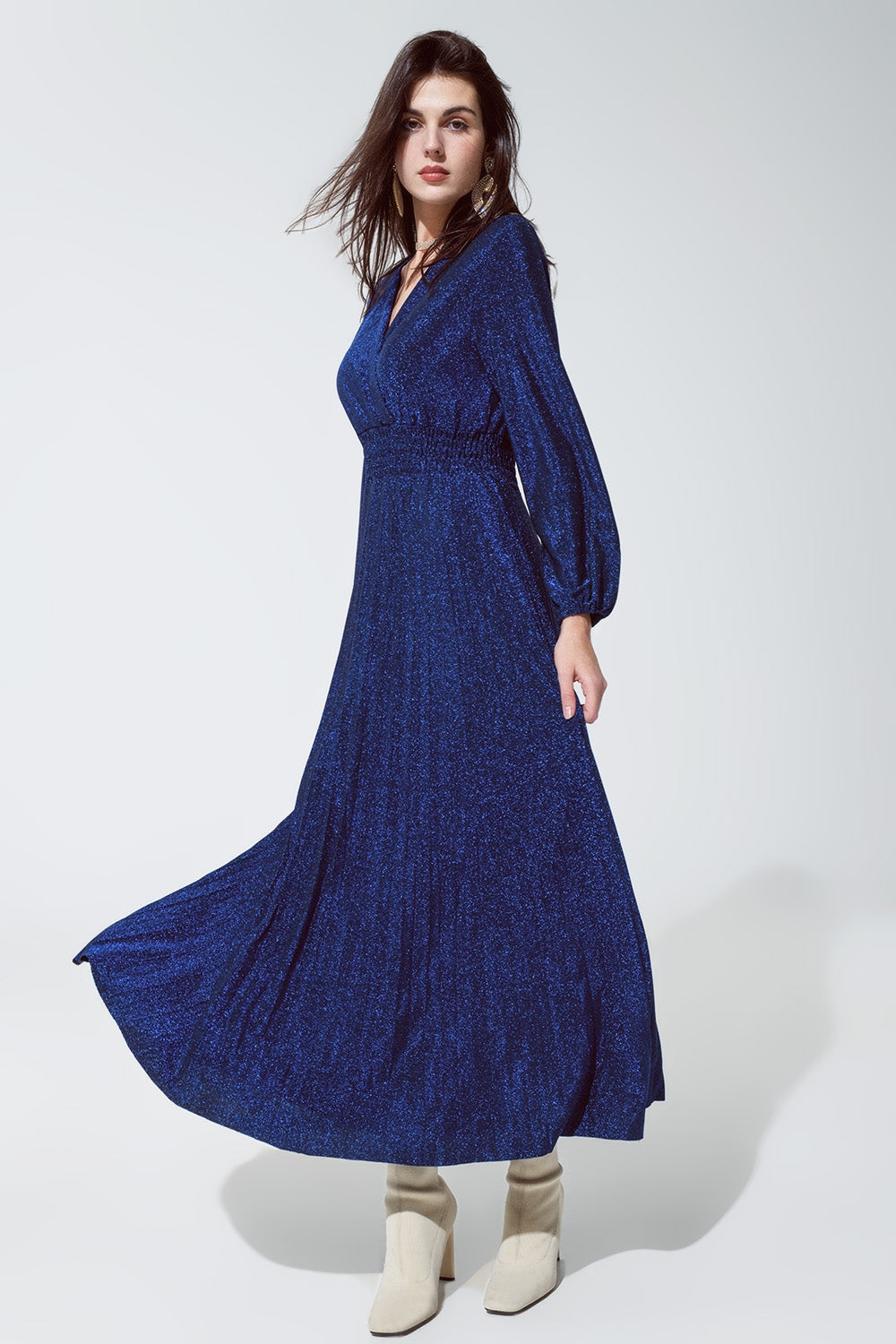 Vestido largo azul brillante entallado de talle alto y cuello en V Q2