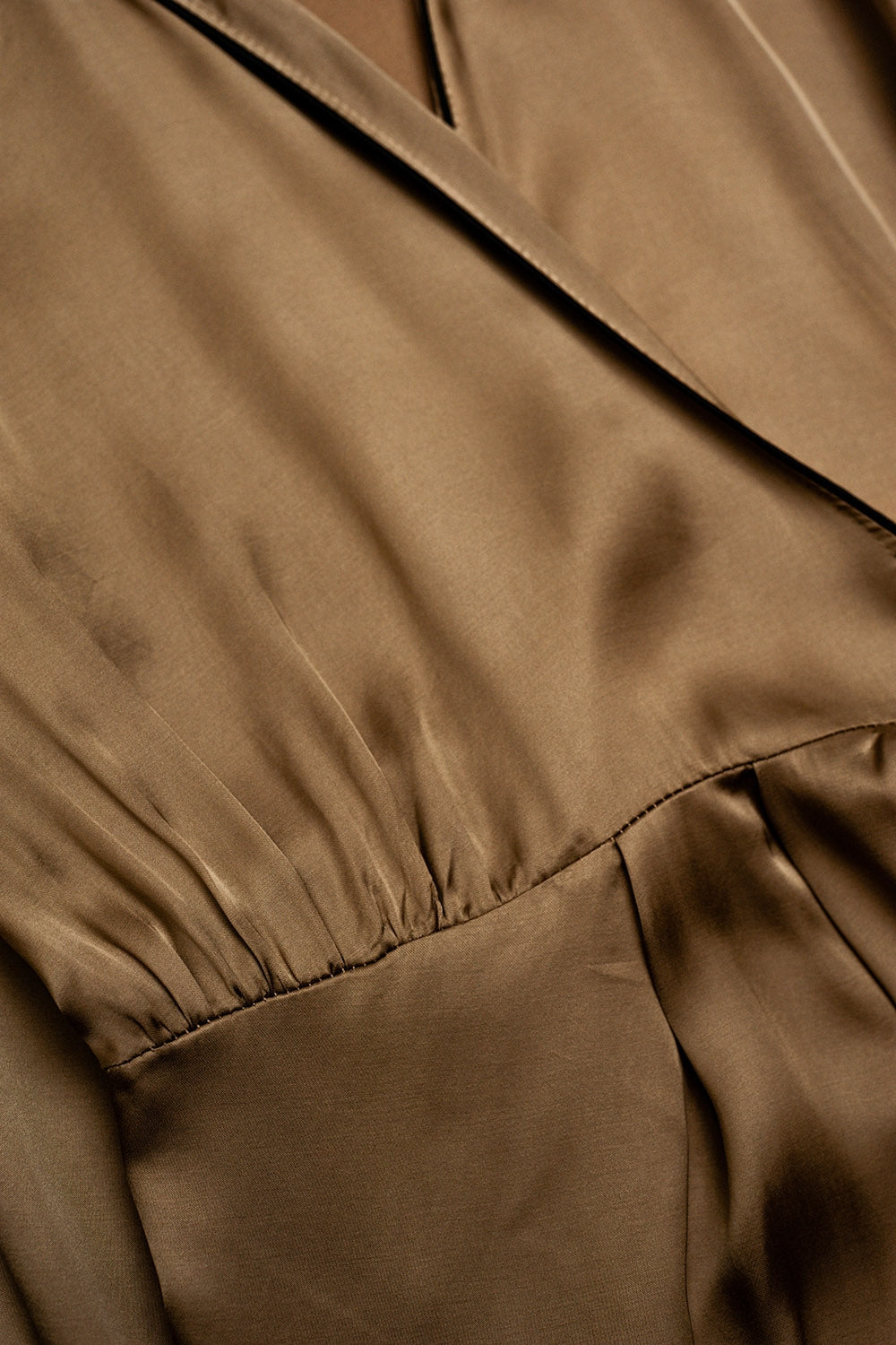Vestido largo beige cruzado en la parte delantera de satén Q2