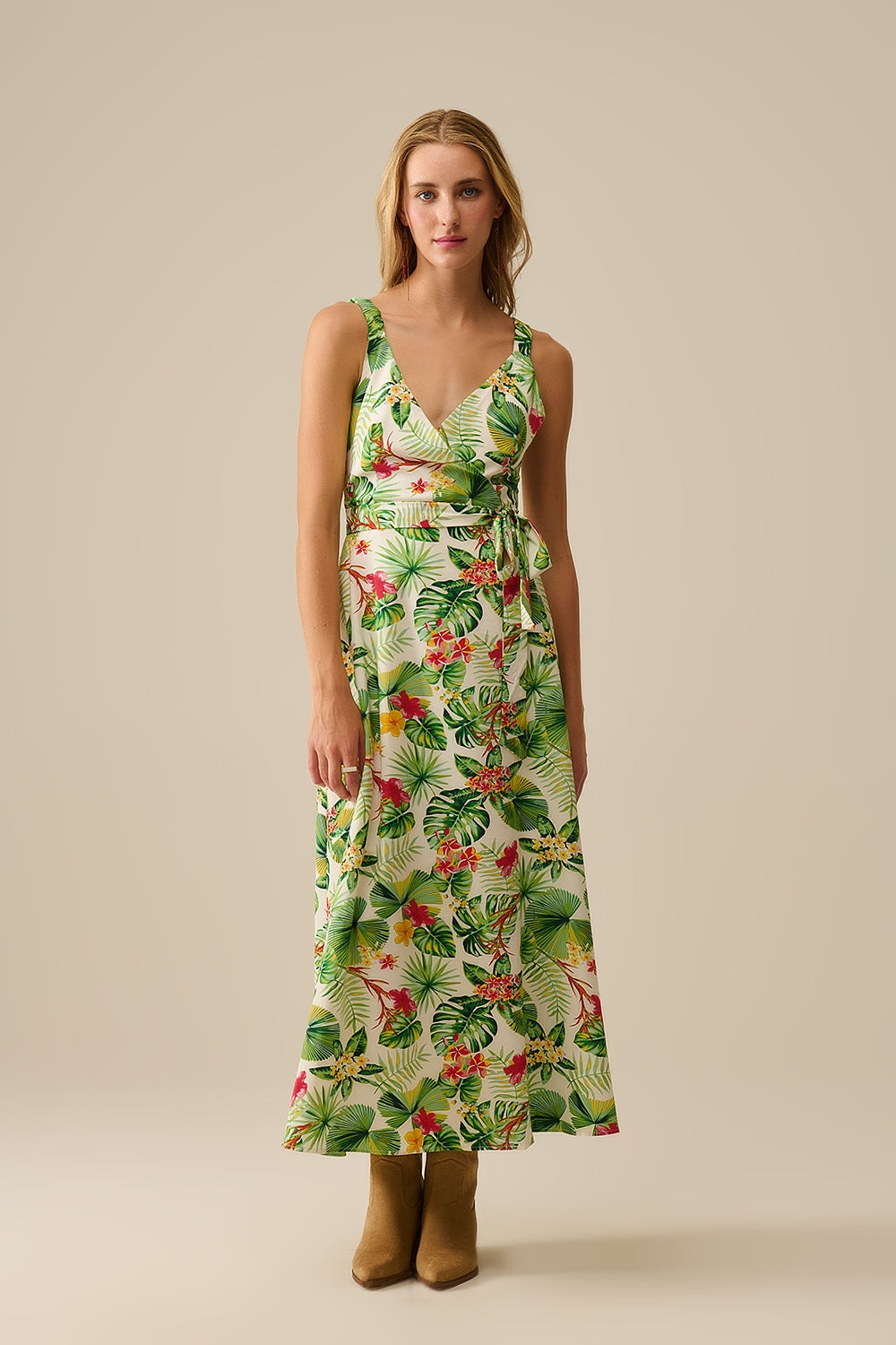 Vestido largo blanco con estampado tropical Q2