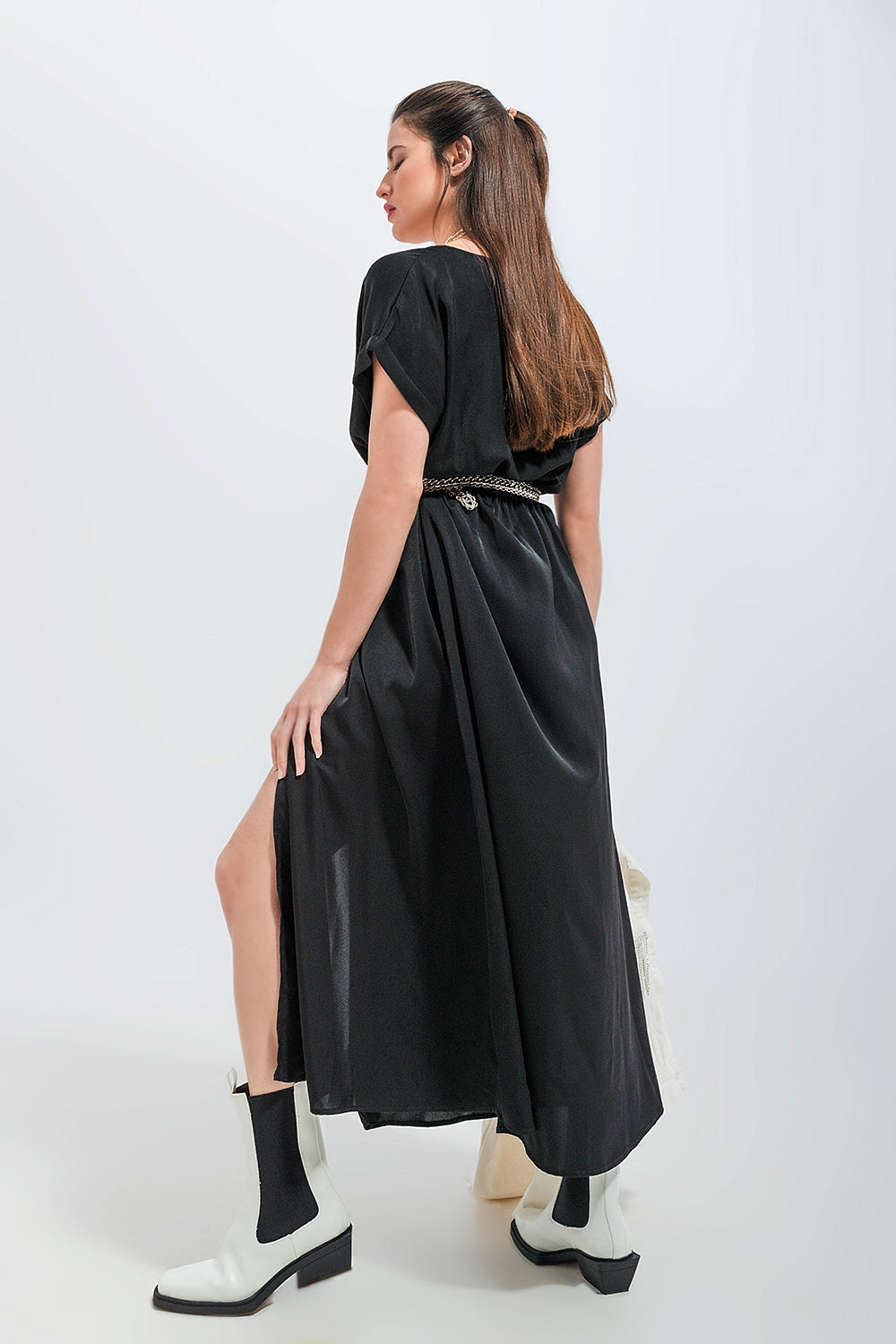 Vestido largo color negro de manga corta en satén Q2