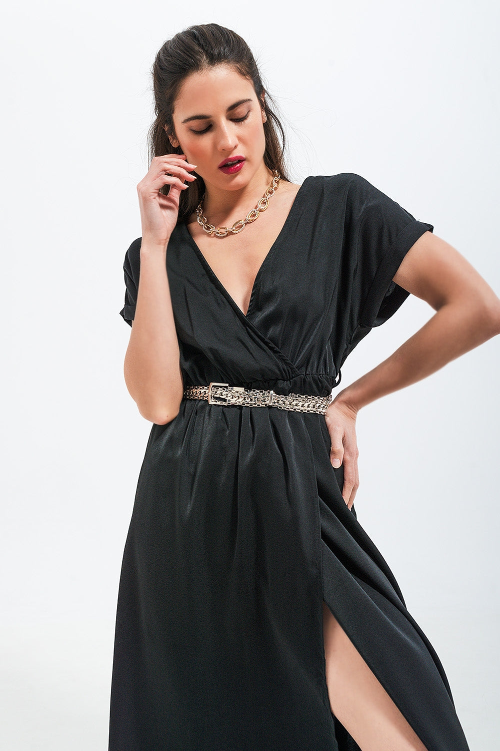 Vestido largo color negro de manga corta en satén Q2