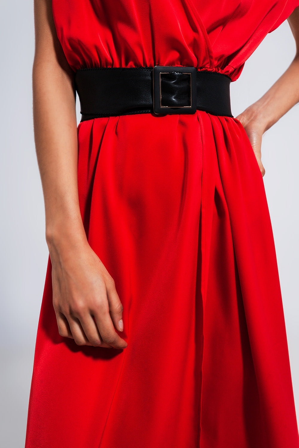 Vestido largo color rojo de manga corta en satén Q2