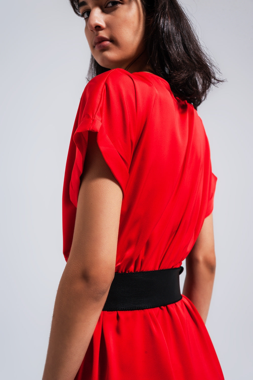 Vestido largo color rojo de manga corta en satén Q2